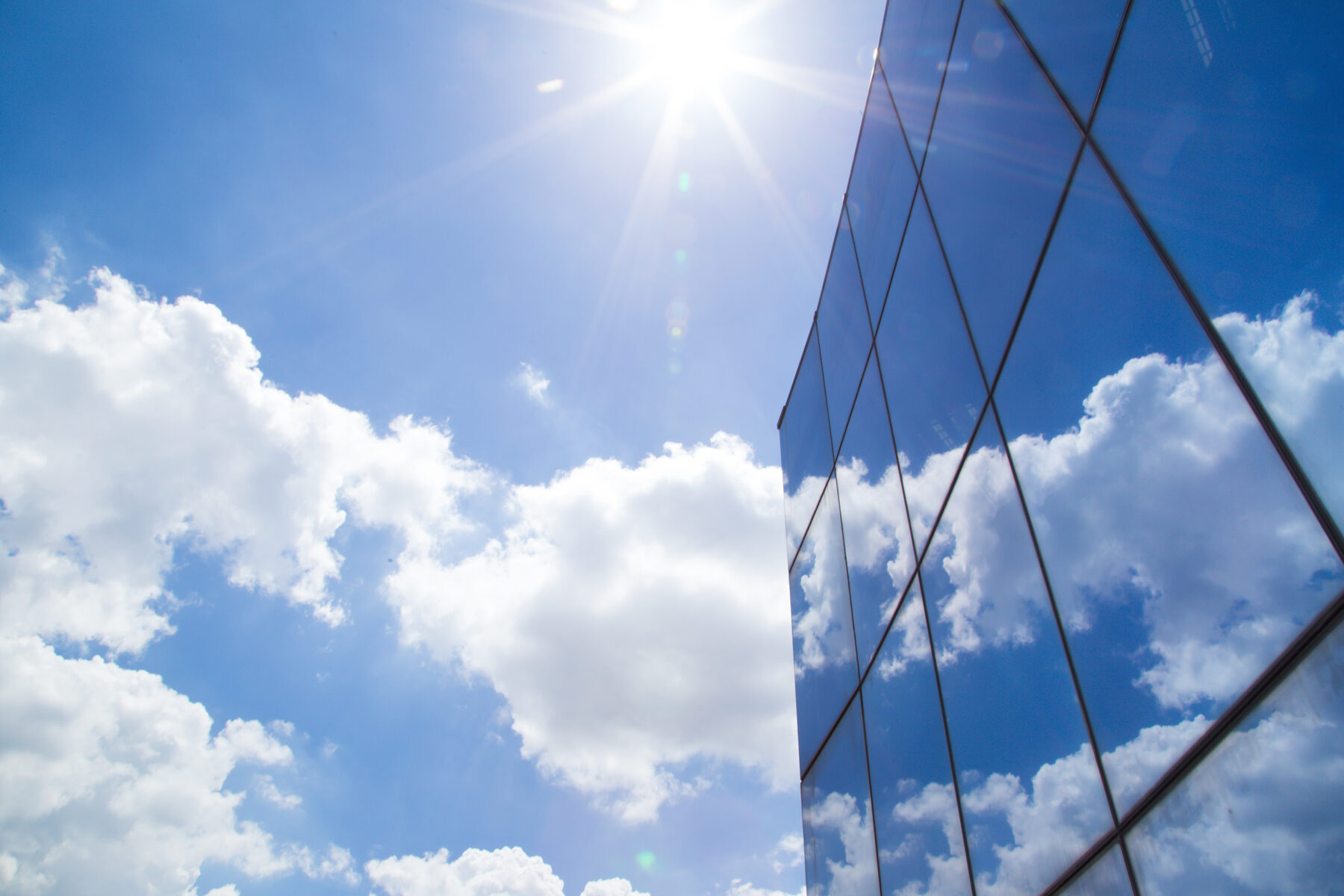 Sonne und Himmel — Schutz vor Hitze und UV-Strahlung mit Sonnenschutzfolie