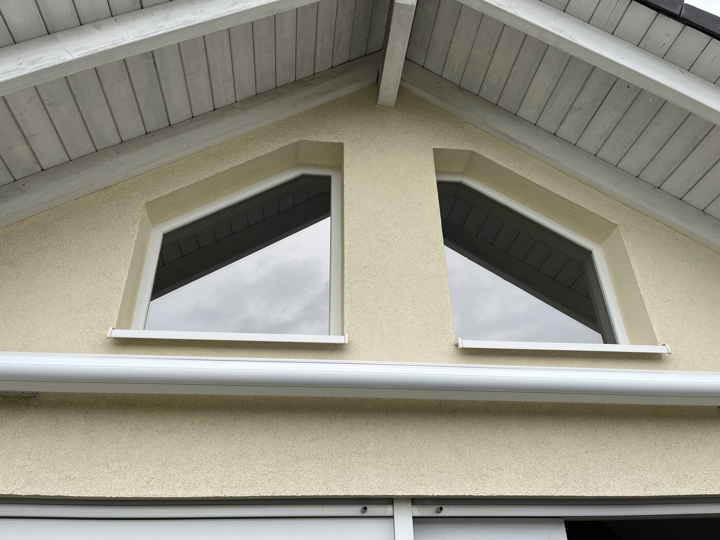 Dachgaubenfenster mit Sonnenschutzfolie an Einfamilienhaus