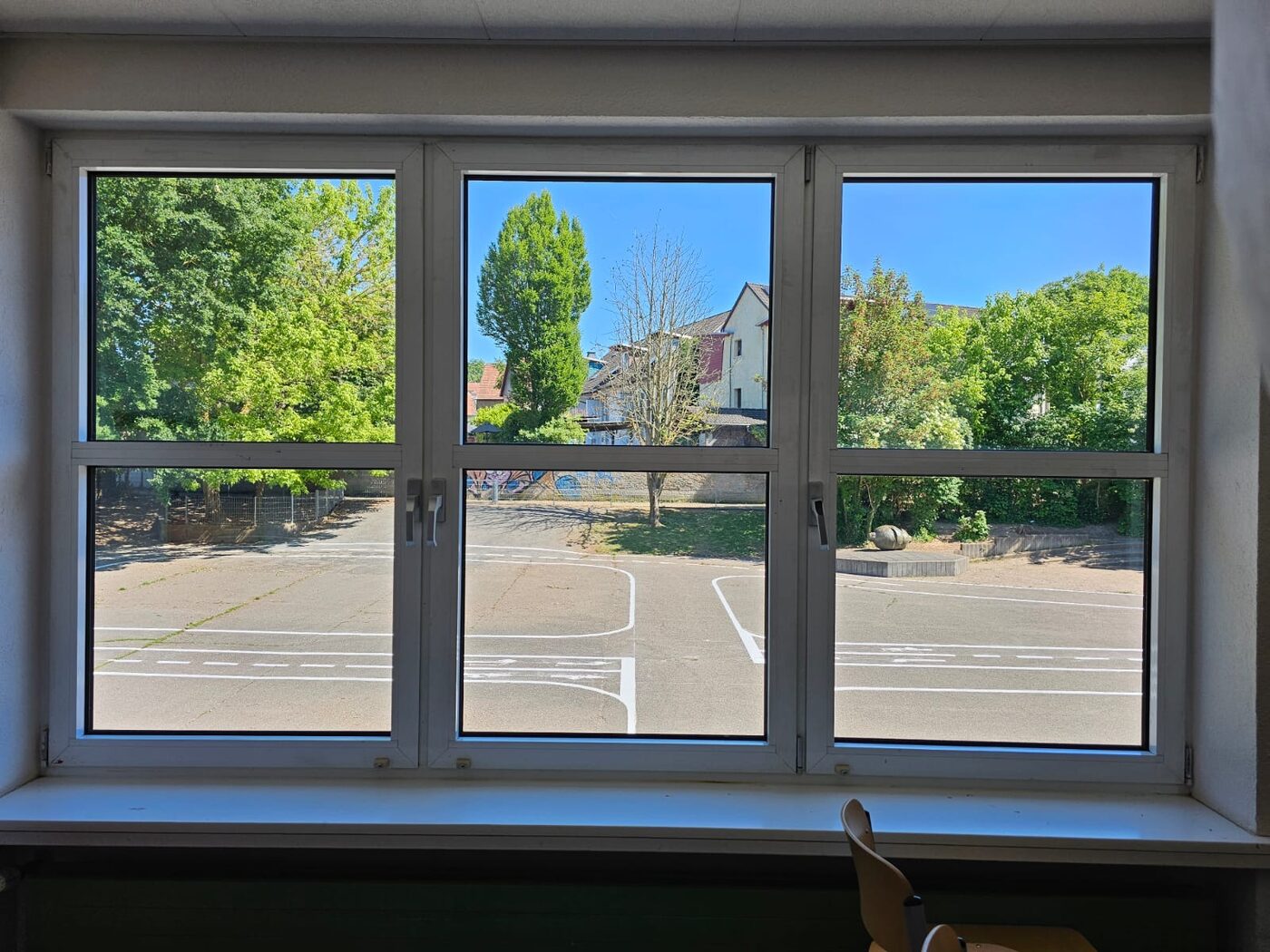 Bürofensterfront mit Sonnenschutzfolie — klare Sicht und Hitzeschutz