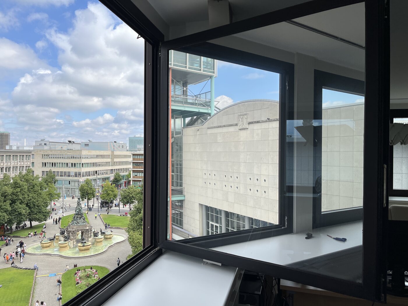 Bürofenster mit Sonnenschutzfolie und Stadtblick