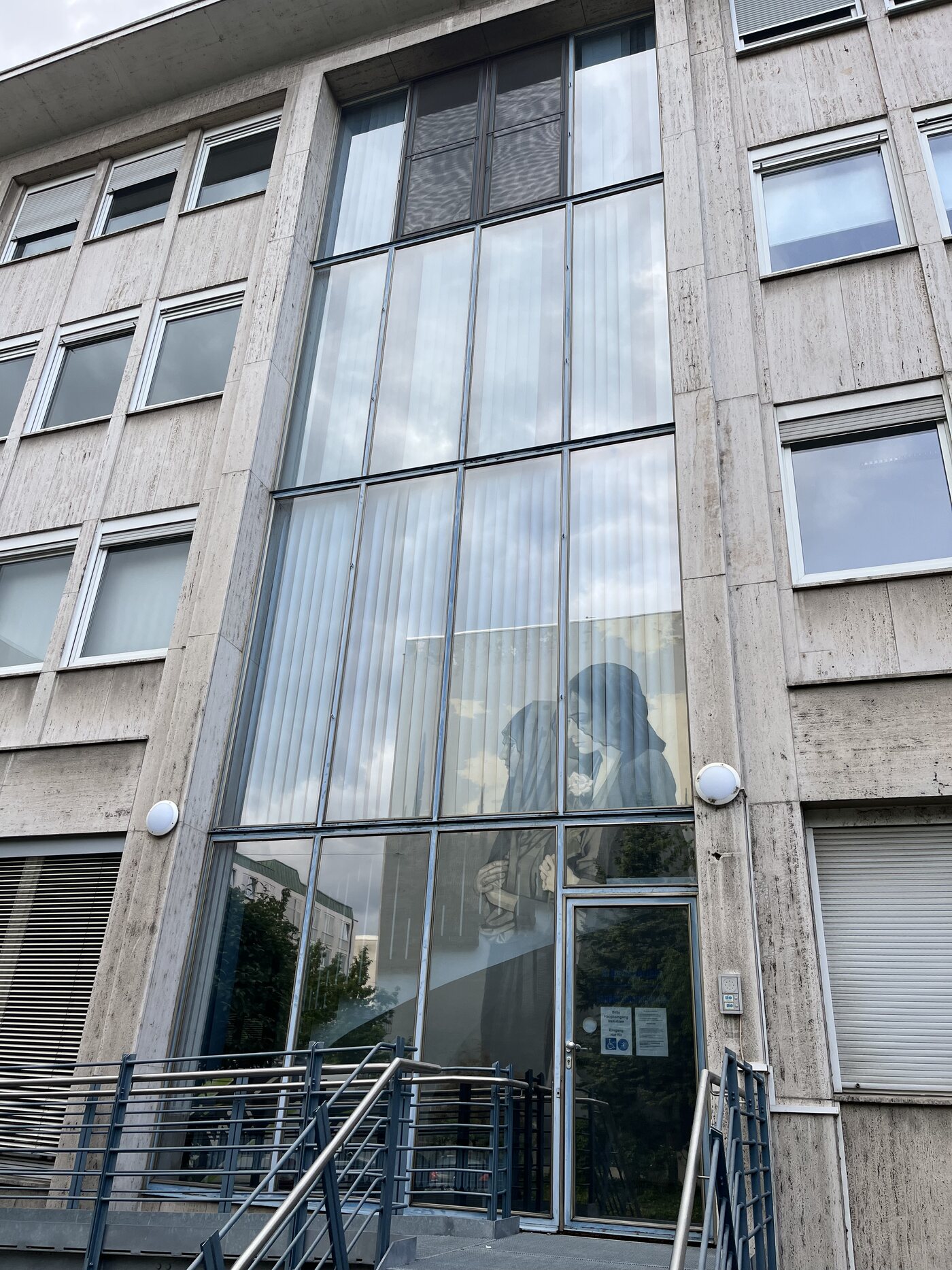 Öffentliches Gebäude mit großer Glasfassade — Sonnenschutzfolie