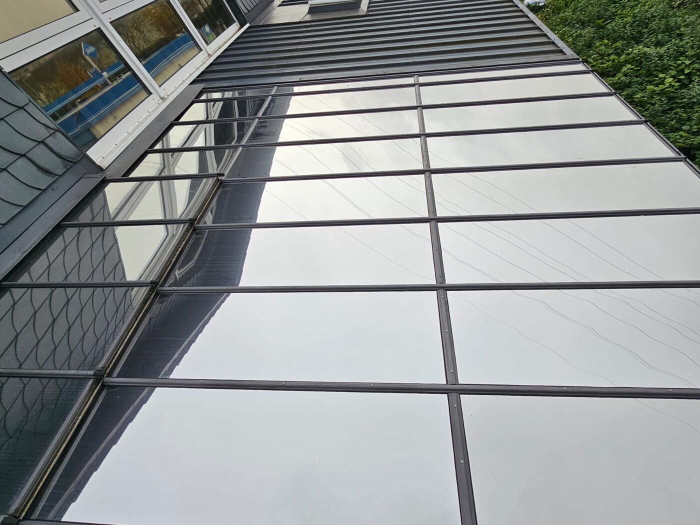 Verspiegelte Glasfassade mit Sonnenschutzfolie — Außenansicht