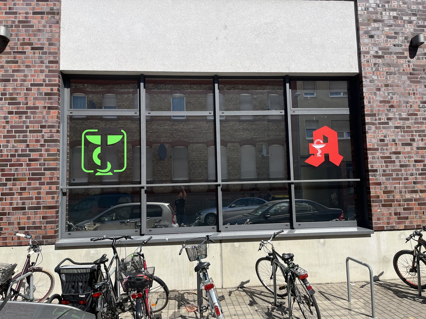 Apotheken-Schaufenster mit Sonnenschutzfolie