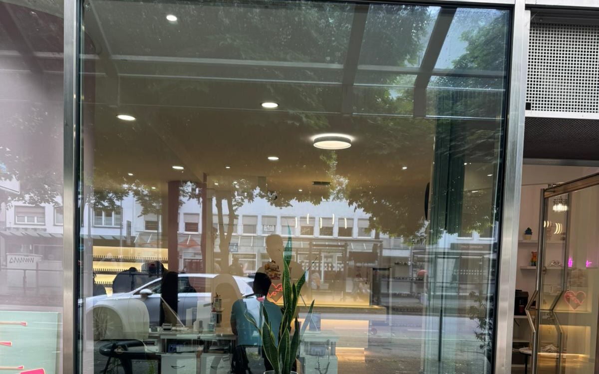 Foliertes Schaufenster in Mannheim — bronze-getönte Sonnenschutzfolie auf Ladenglasfront, Sichtschutz und Hitzeschutz für den Verkaufsraum