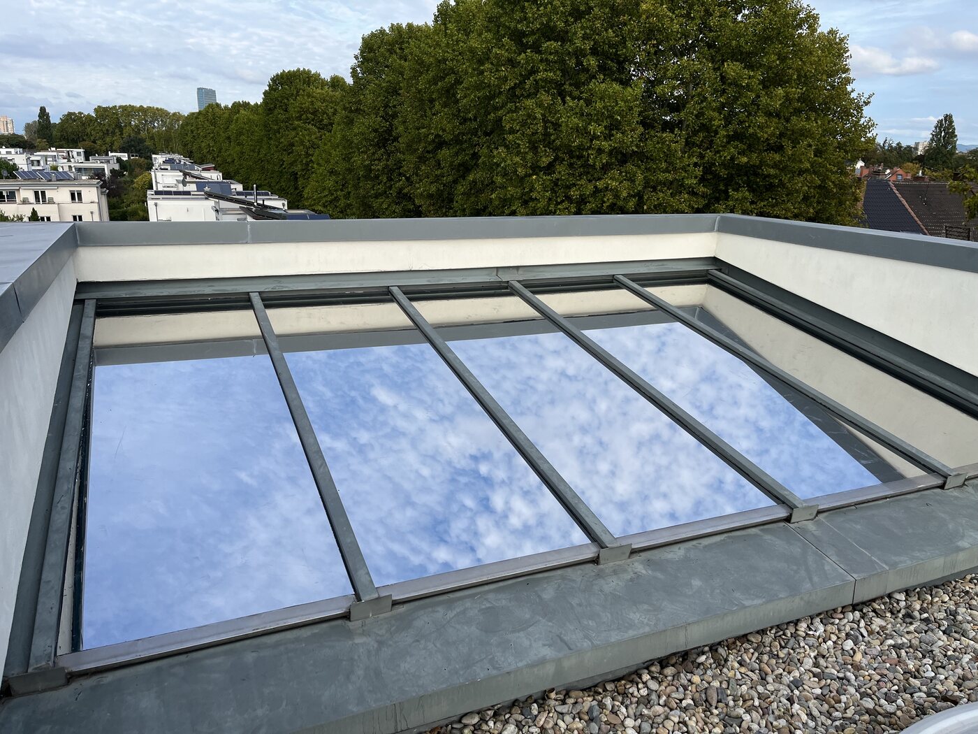 Dachfenster mit Sonnenschutzfolie — modernes Wohnhaus