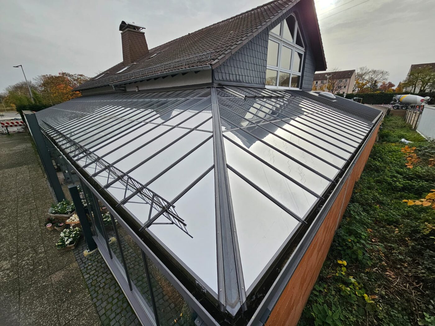 Wintergarten mit Sonnenschutzfolie auf dem Glasdach — Außenansicht